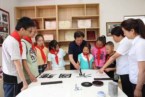 1754614235457040.jpg 徐崇林教授孩子們學(xué)習(xí)毛筆書(shū)法(1660945)-20250808084621.jpg