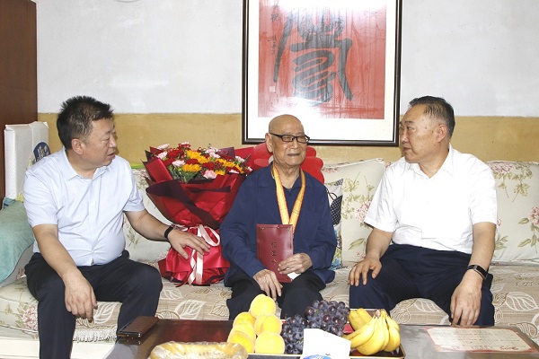 1755732665925011.jpg (配稿)省政協(xié)走訪慰問抗戰(zhàn)老兵并發(fā)放紀(jì)念(1675019)-20250821072913 - 副本.jpg