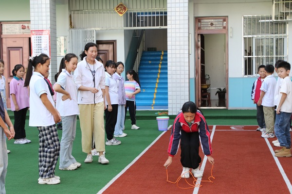 1757553660120583.jpg 商州區政協委員、城關中心小學體育老師羅潔(1697826)-20250911091645.jpg